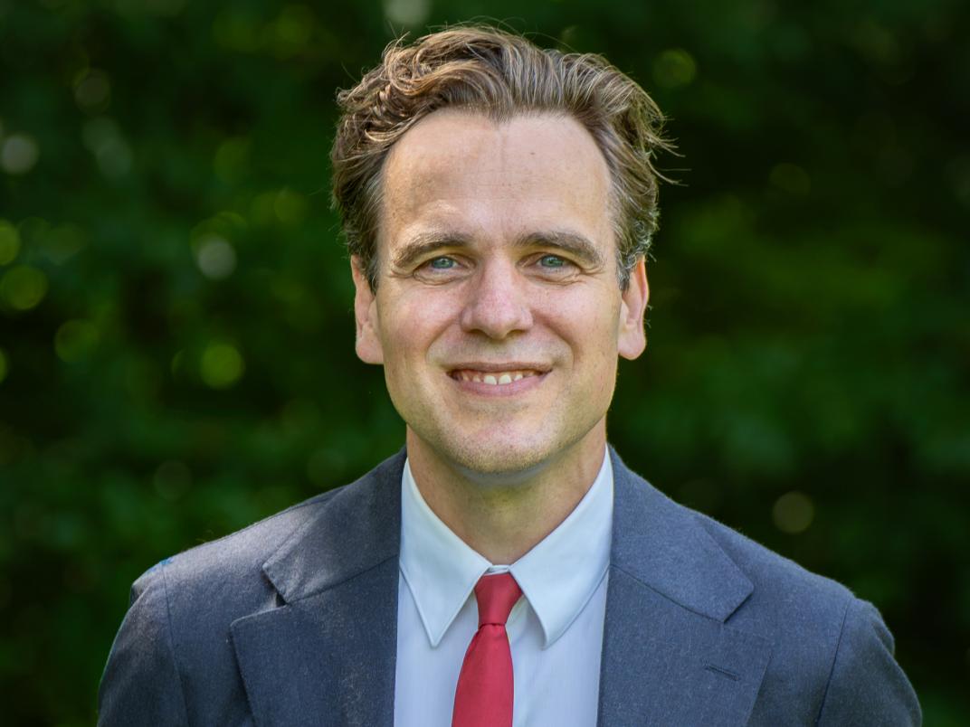 Ingezoomde portretfoto van wethouder Marijn van Ballegooijen