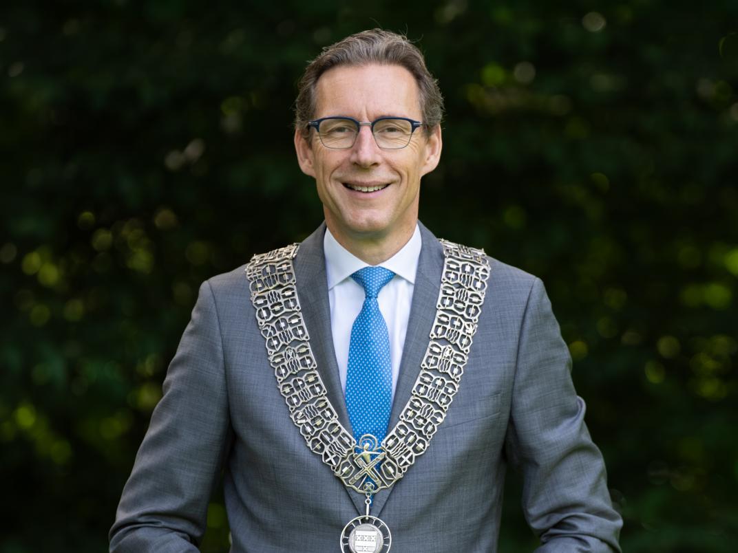 Portretfoto burgemeester Tjapko Poppens met ambtsketen