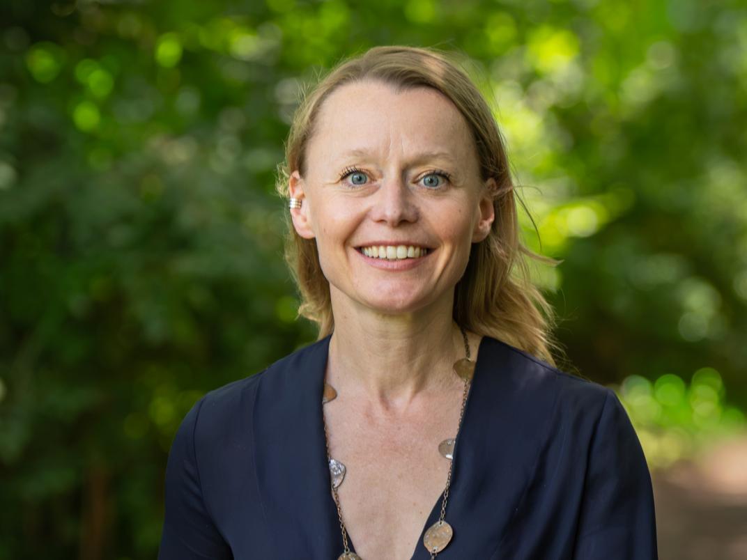 Wethouder Floor Gordon in blauwe blouse