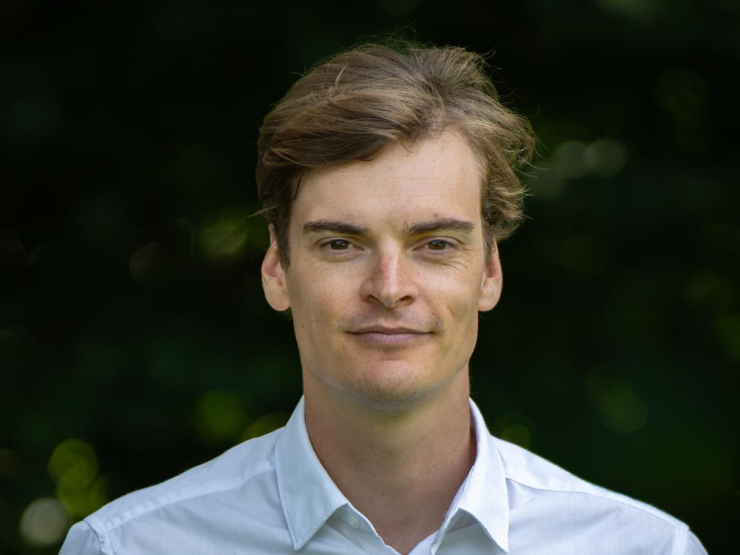 Portretfoto wethouder Lennart de Looze met witte blouse