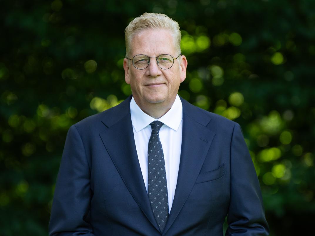 Portretfoto wethouder Paul Slettenhaar met een kleine lach