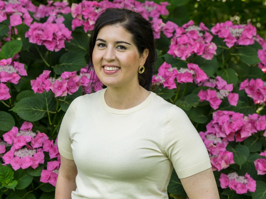 Portretfoto wethouder Saloua Chaara met haar in een staart