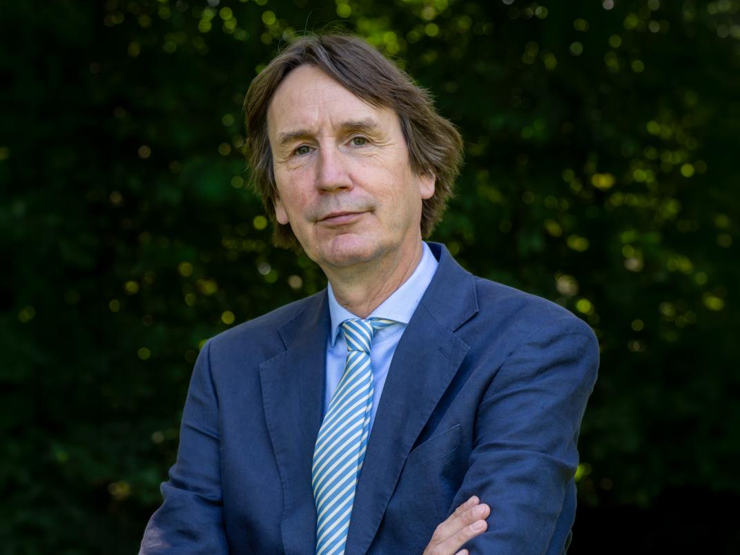 Profielfoto van wethouder Herbert Raat in blauw kostuum